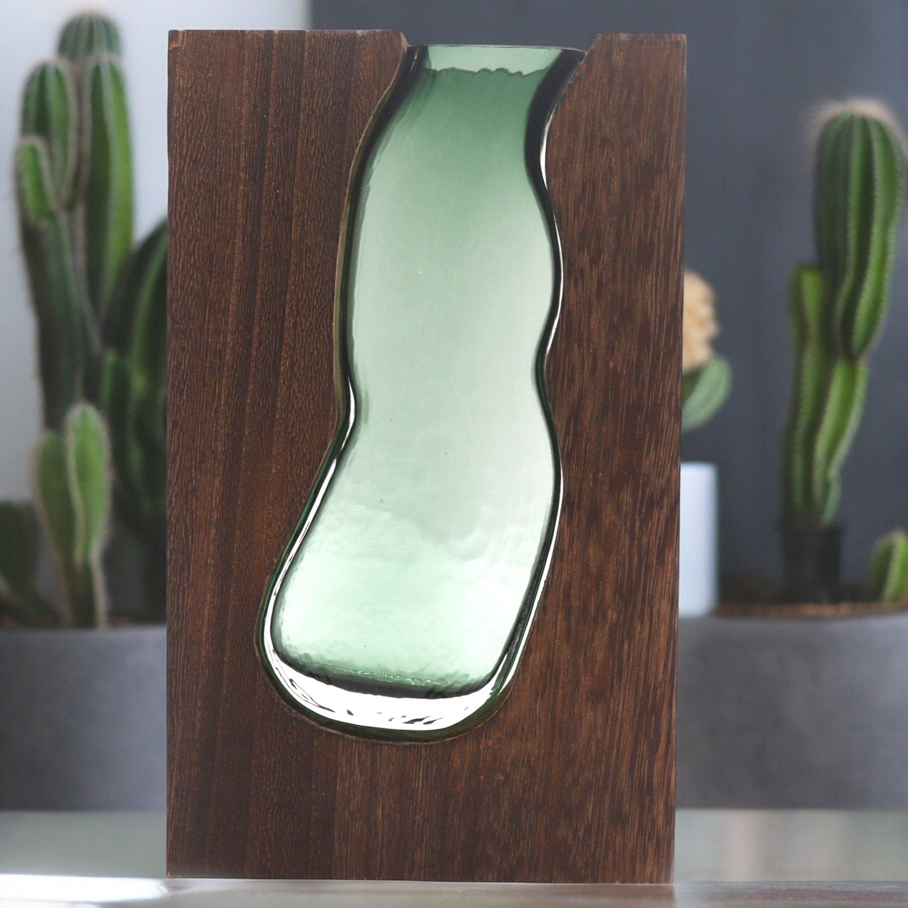 Wald im Glas – Große Glasvase mit dunklem Holz – Bild 2